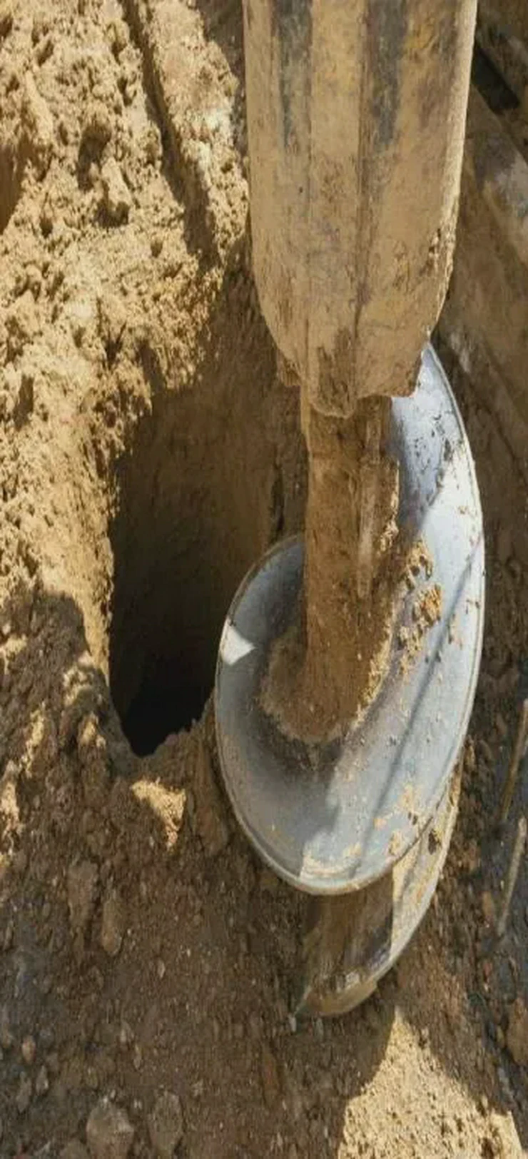 Wiercenie studni głębinowej w ziemi